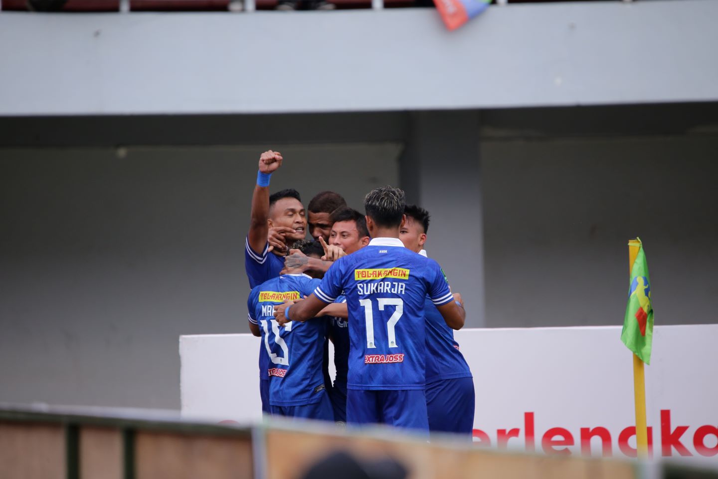 Achmad Faris merayakan golnya meskipun ditahan imbang oleh tim tamu.