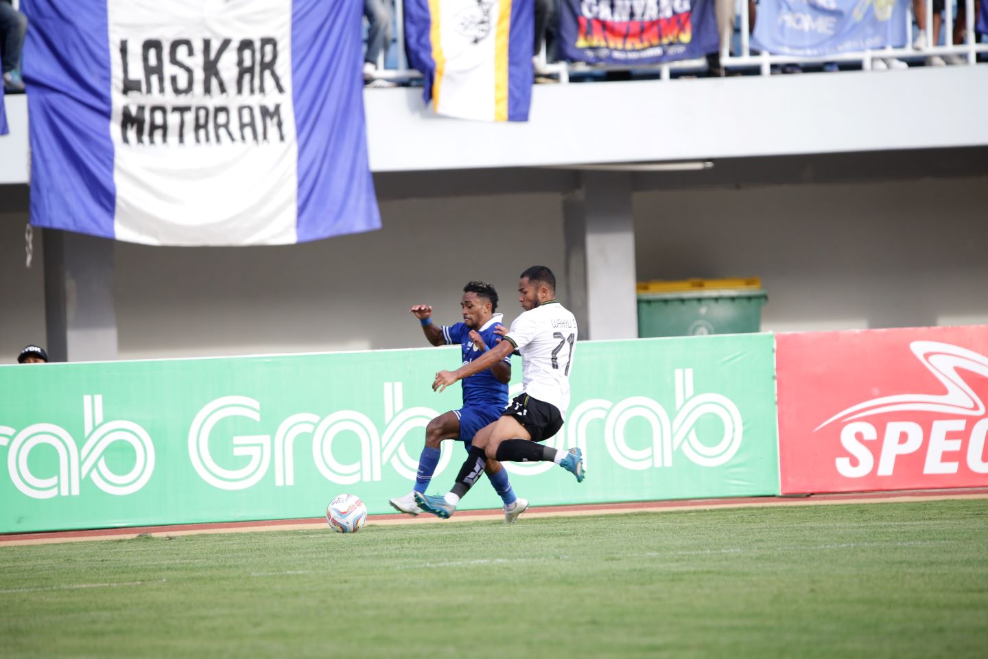 Pemain PSIM Jogja, Ari Maring berduel dengan pemain Nusantara United FC.