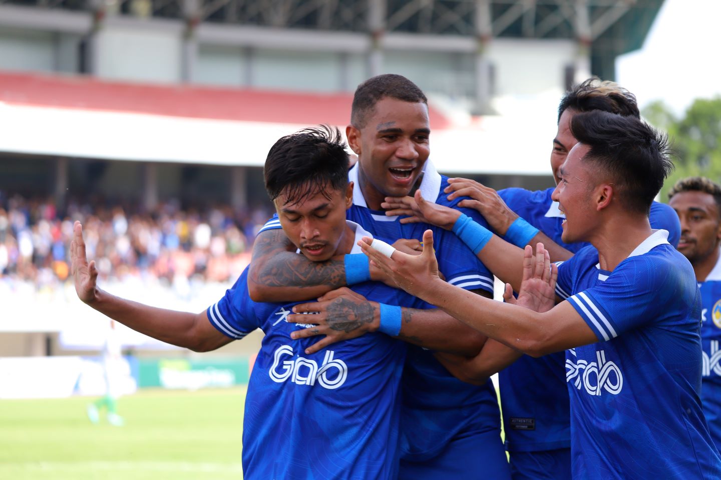 Alfriyanto Nico merayakan golnya ke gawang PSMS Medan.