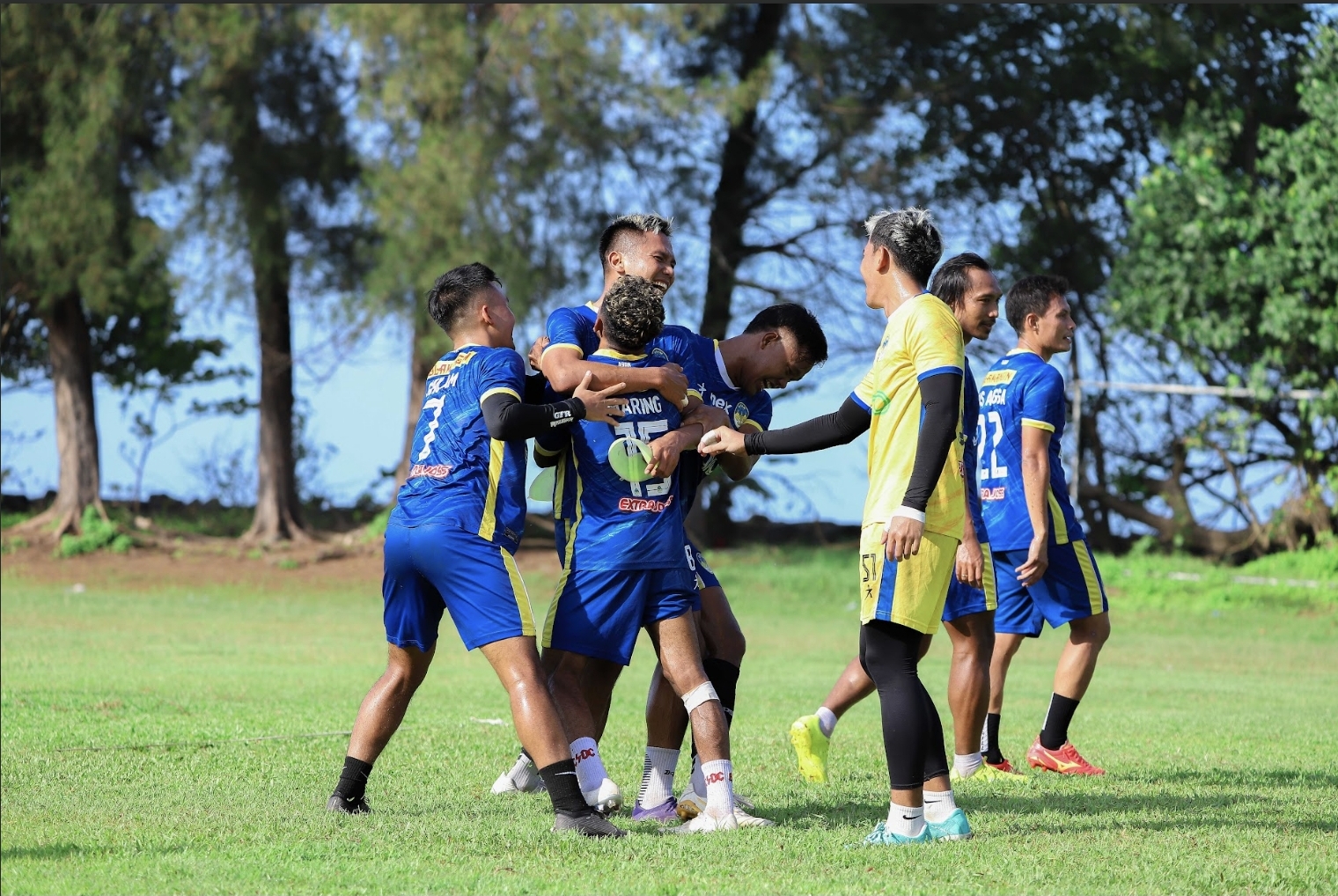 Pemain PSIM Jogja menjajal lapangan di Padang.
