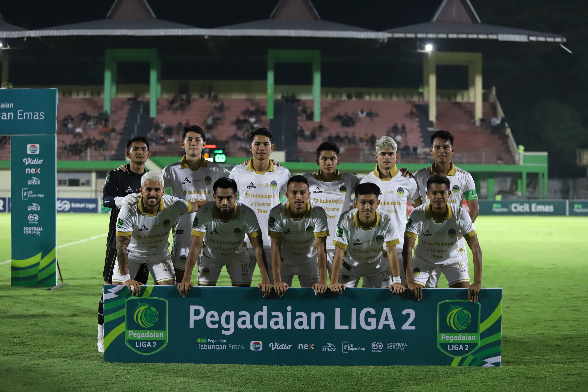 PSIM Jogja melalukan sesi foto bersama sebelum mulai pertandingan.