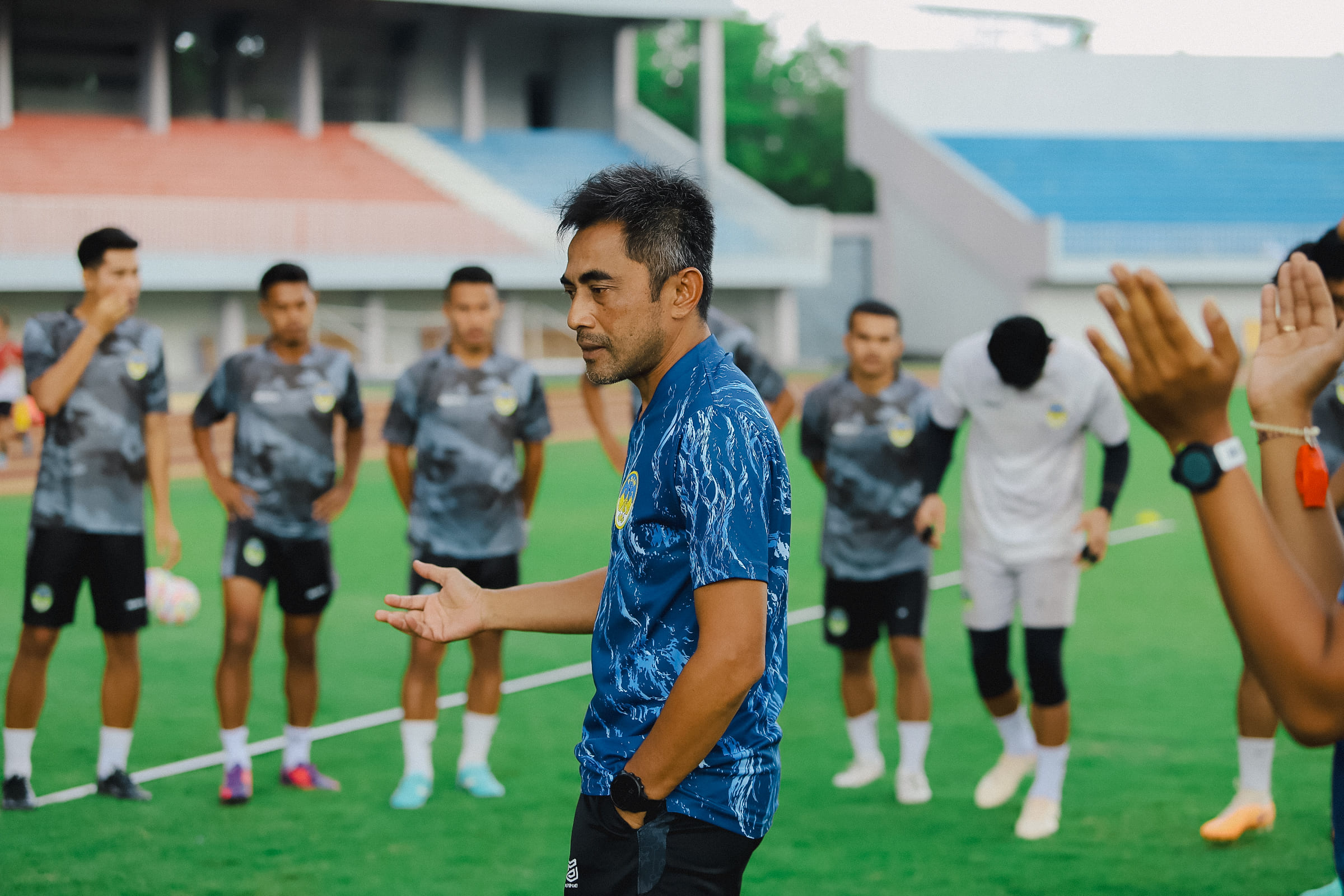 Pelatih kepala Seto Nurdiyantoro sedang memberikan arahan saat latihan berlangsung.