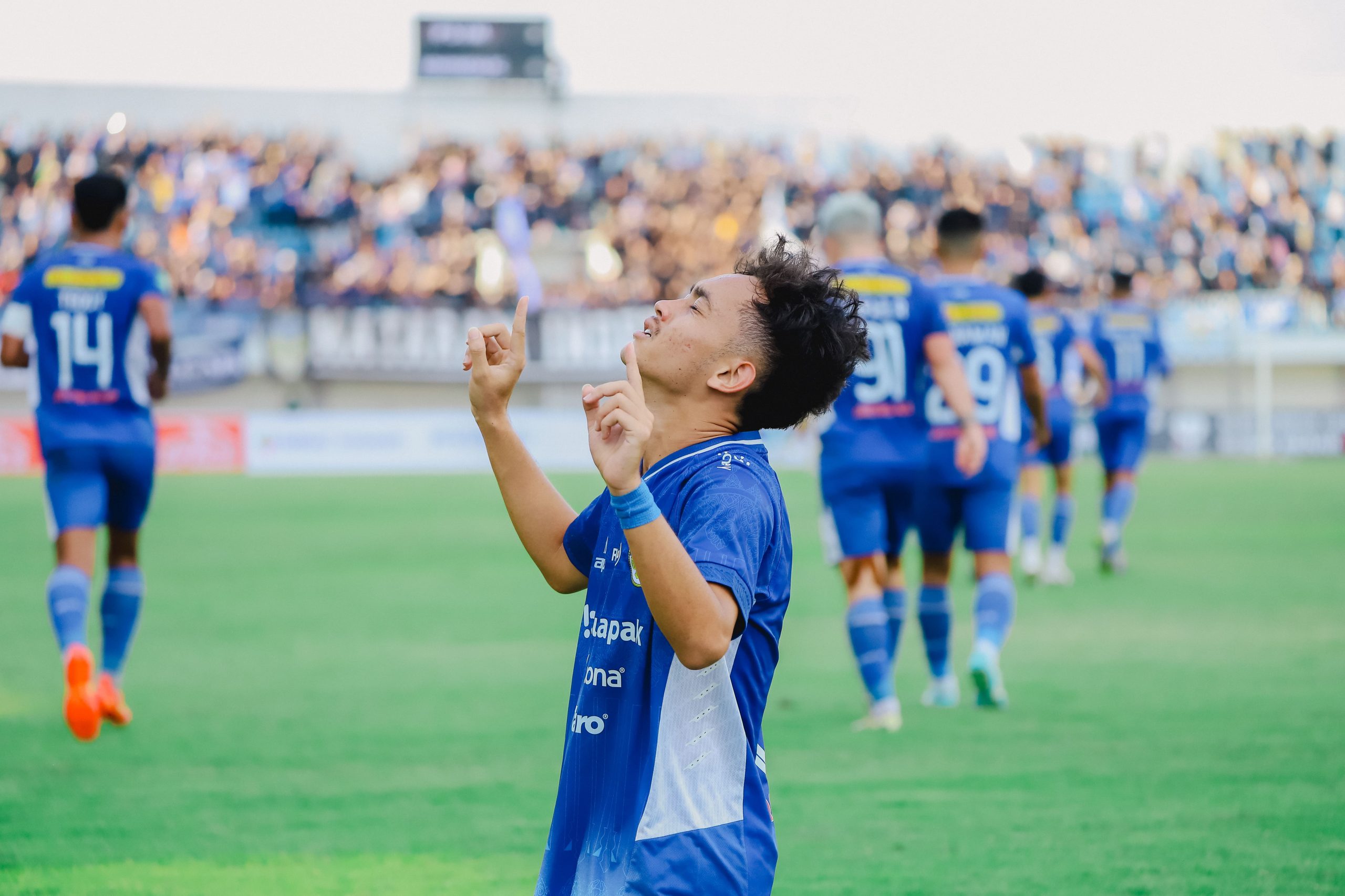 Fariz melakukan selebrasi setelah mencetak gol.