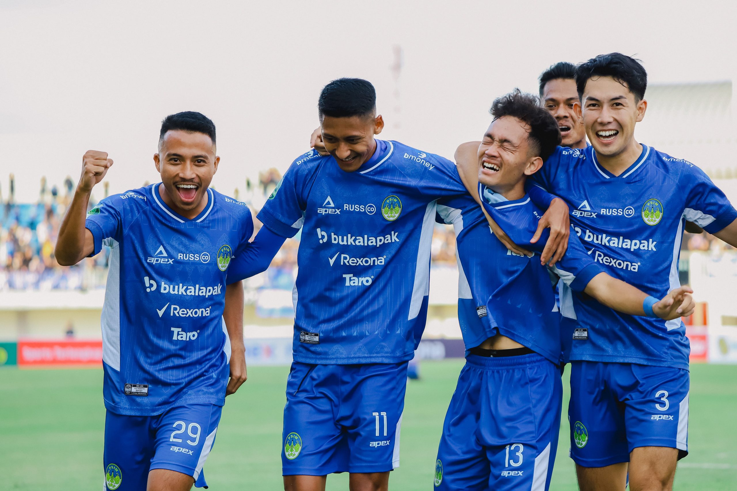 Selebrasi Fariz bersama pemain lain setelah menciptakan gol.