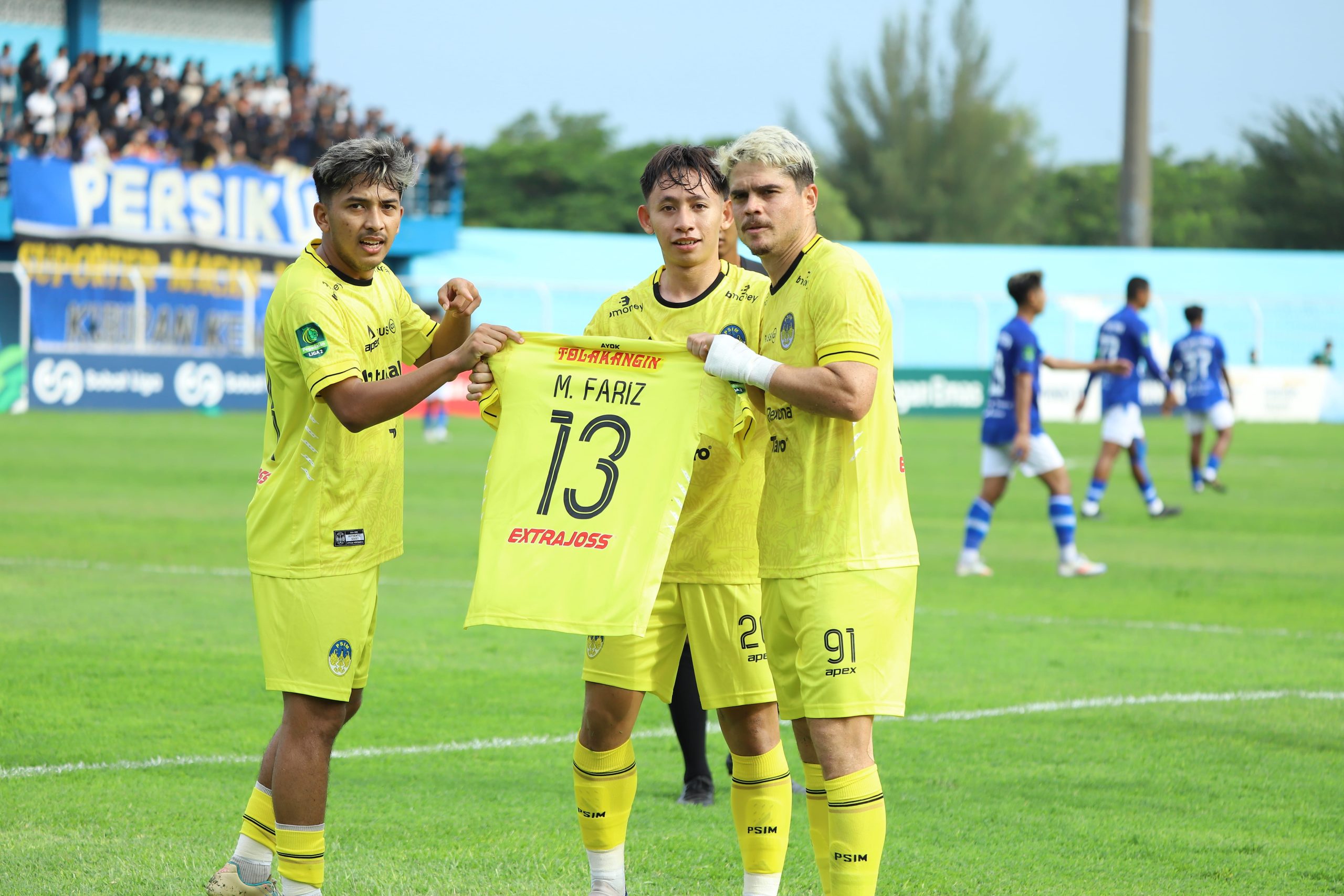 Pemain melakukan selebrasi dengan membawa baju Fariz yang sedang cedera saat mencetak gol.