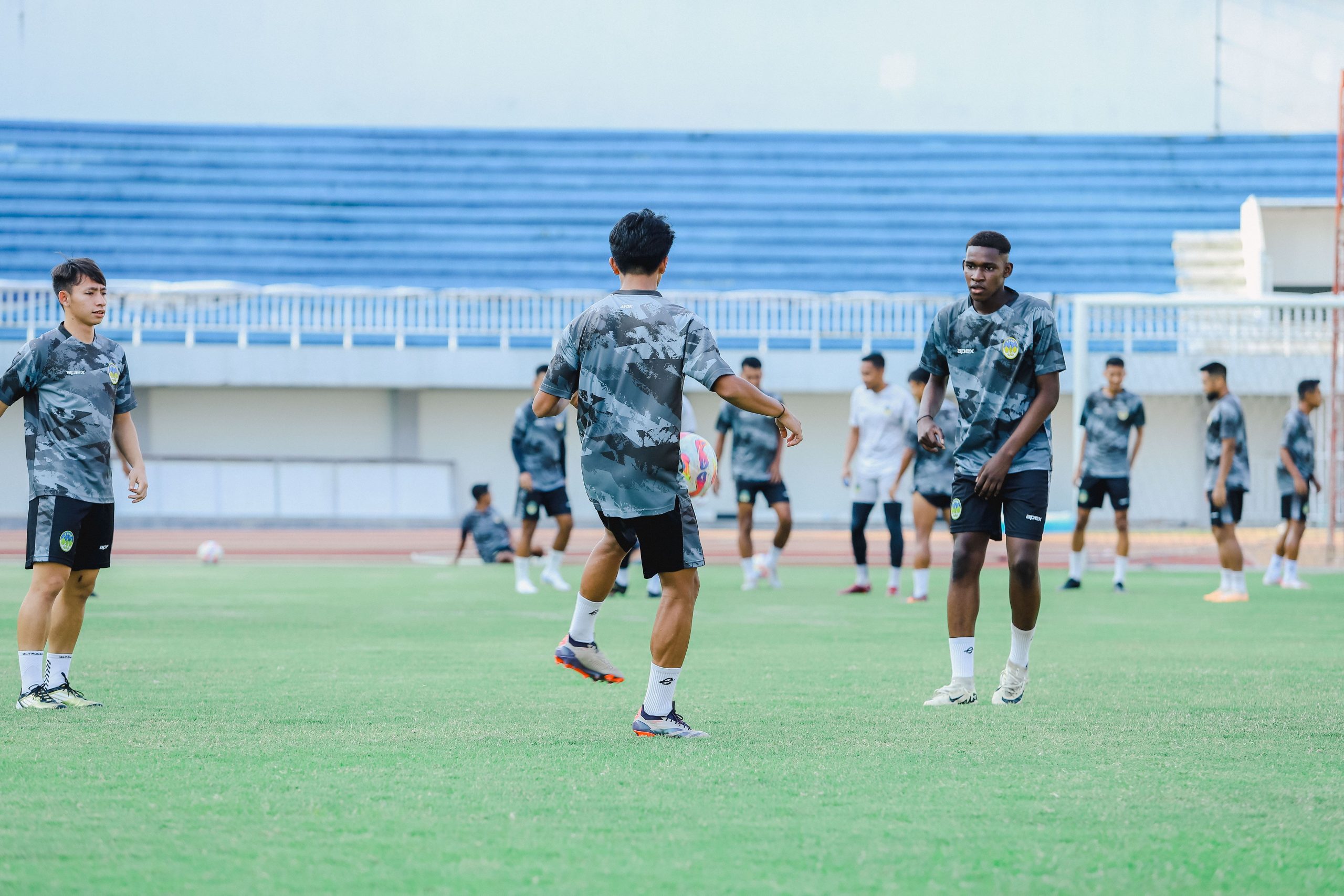 Arlyansyah, Ousmane, dan Figo dalam sesi latihan sore Laskar Mataram (04/10).