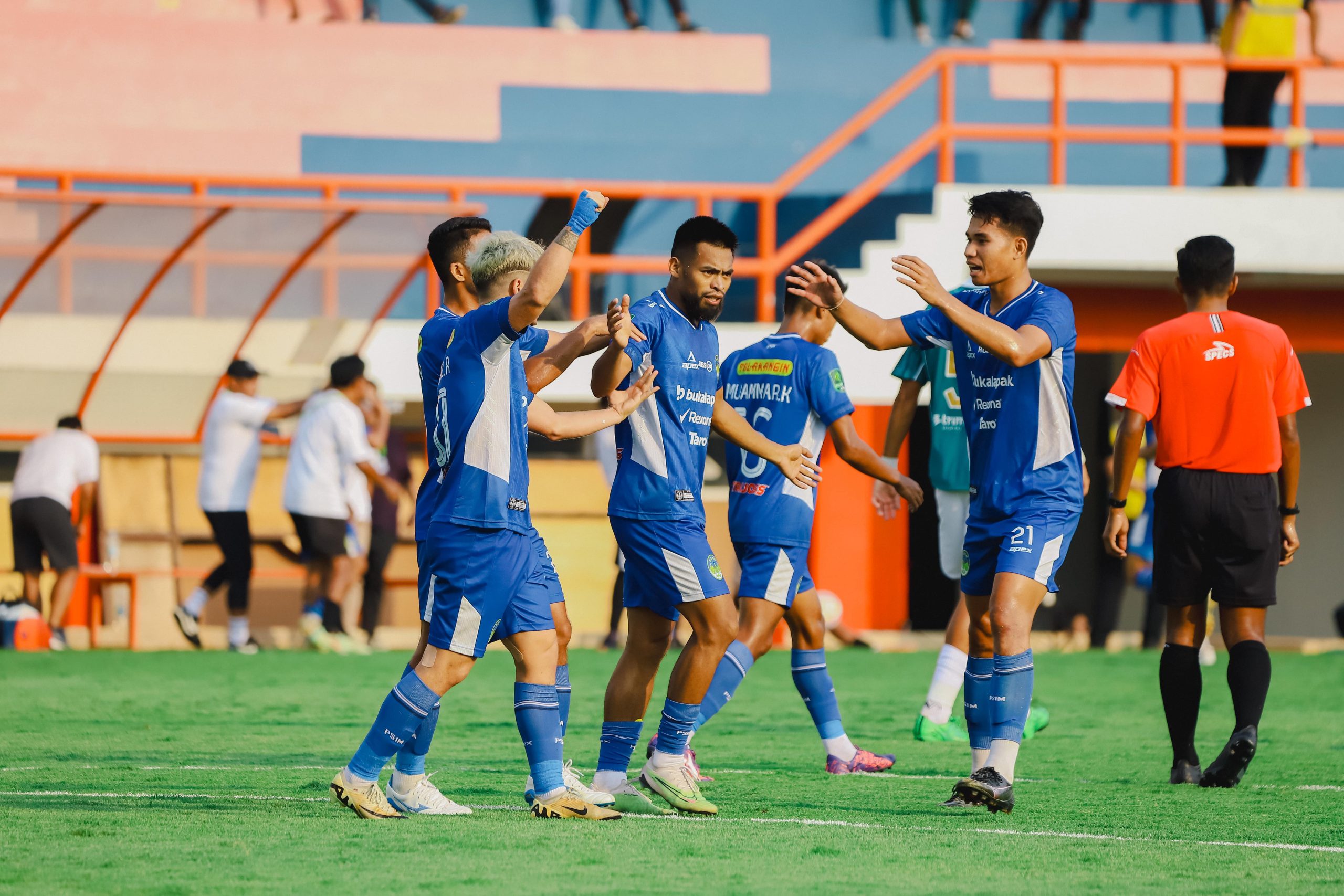 Saldi melakukan selebrasi bersama pemain lain saat mencetak gol.