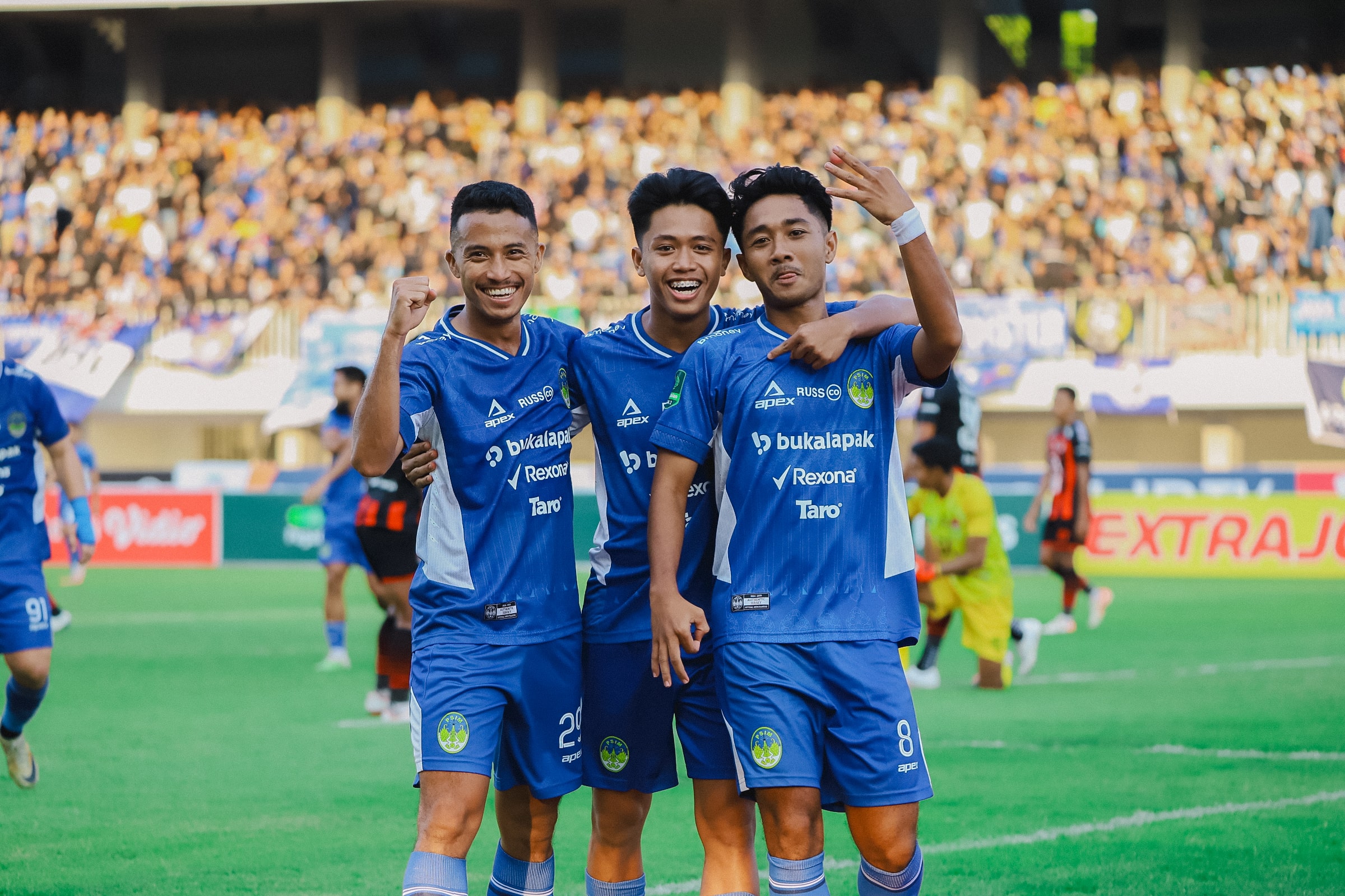 Pemain melakukan selebrasi setelah mencetak gol dalam laga melawan Persekat Tegal.