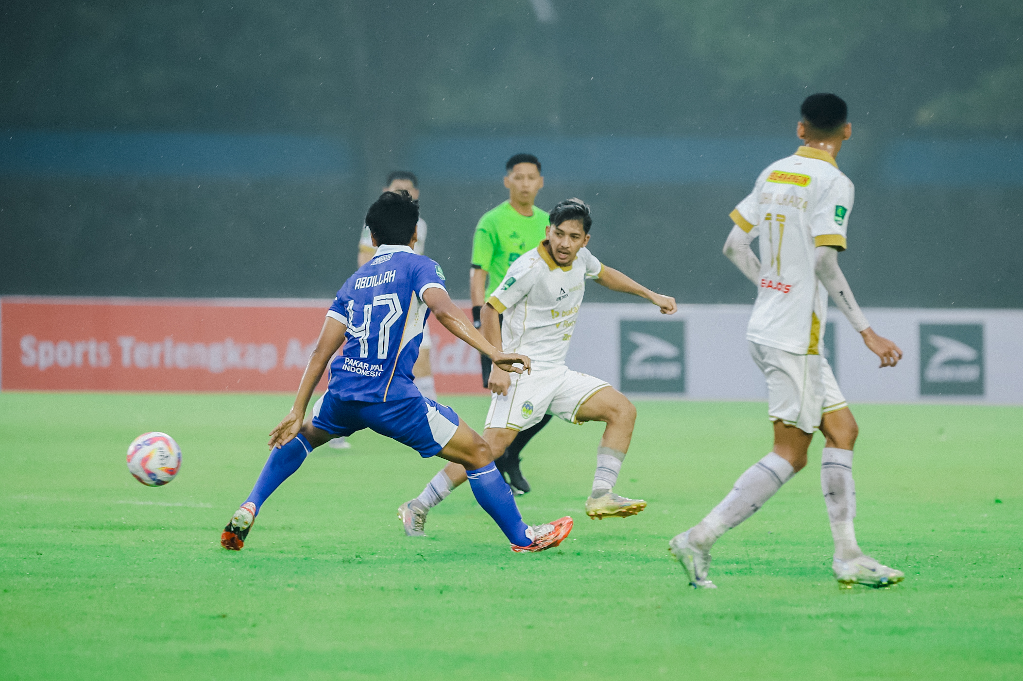 Aksi PSIM Jogja dalam laga tandang melawan Adhyaksa FC.