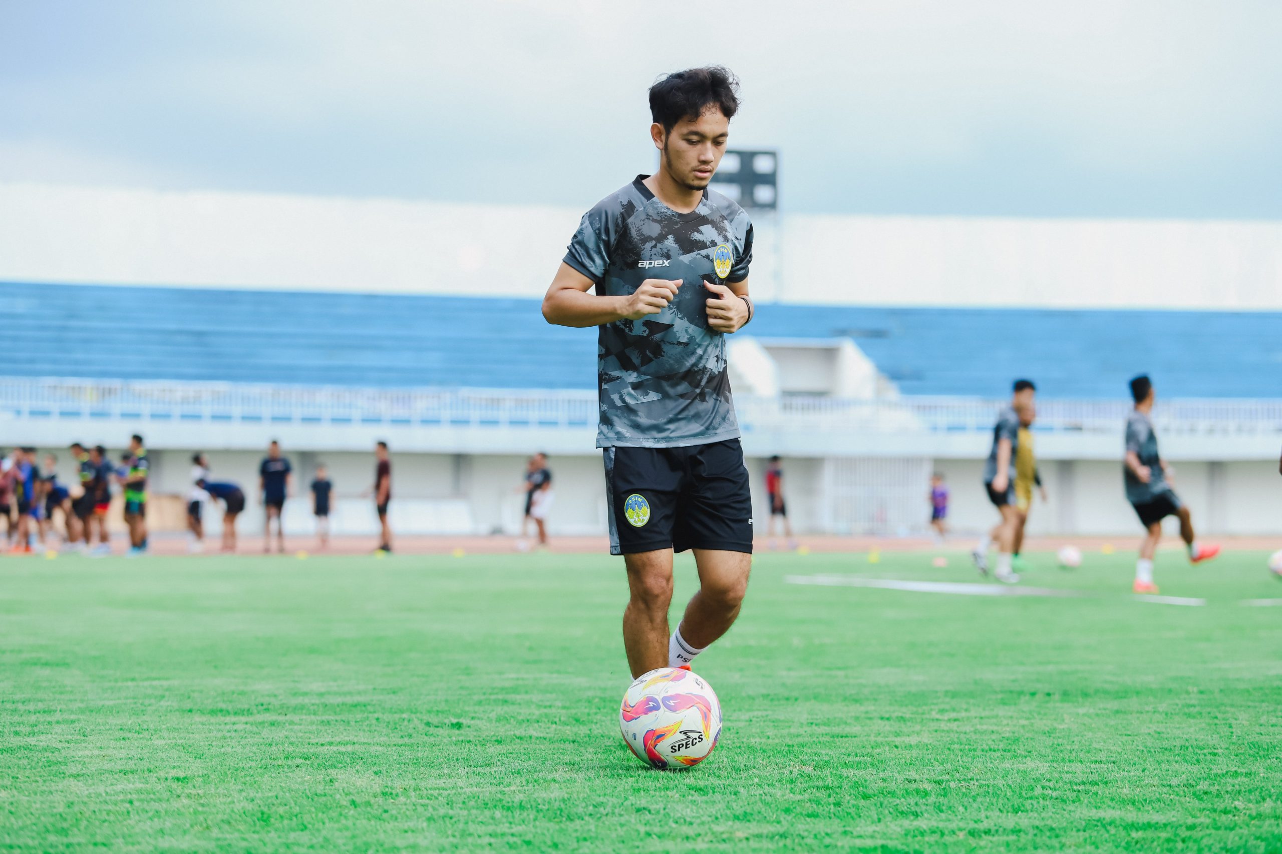 Fariz kembali berlatih di lapangan setelah absen lama karena cedera.