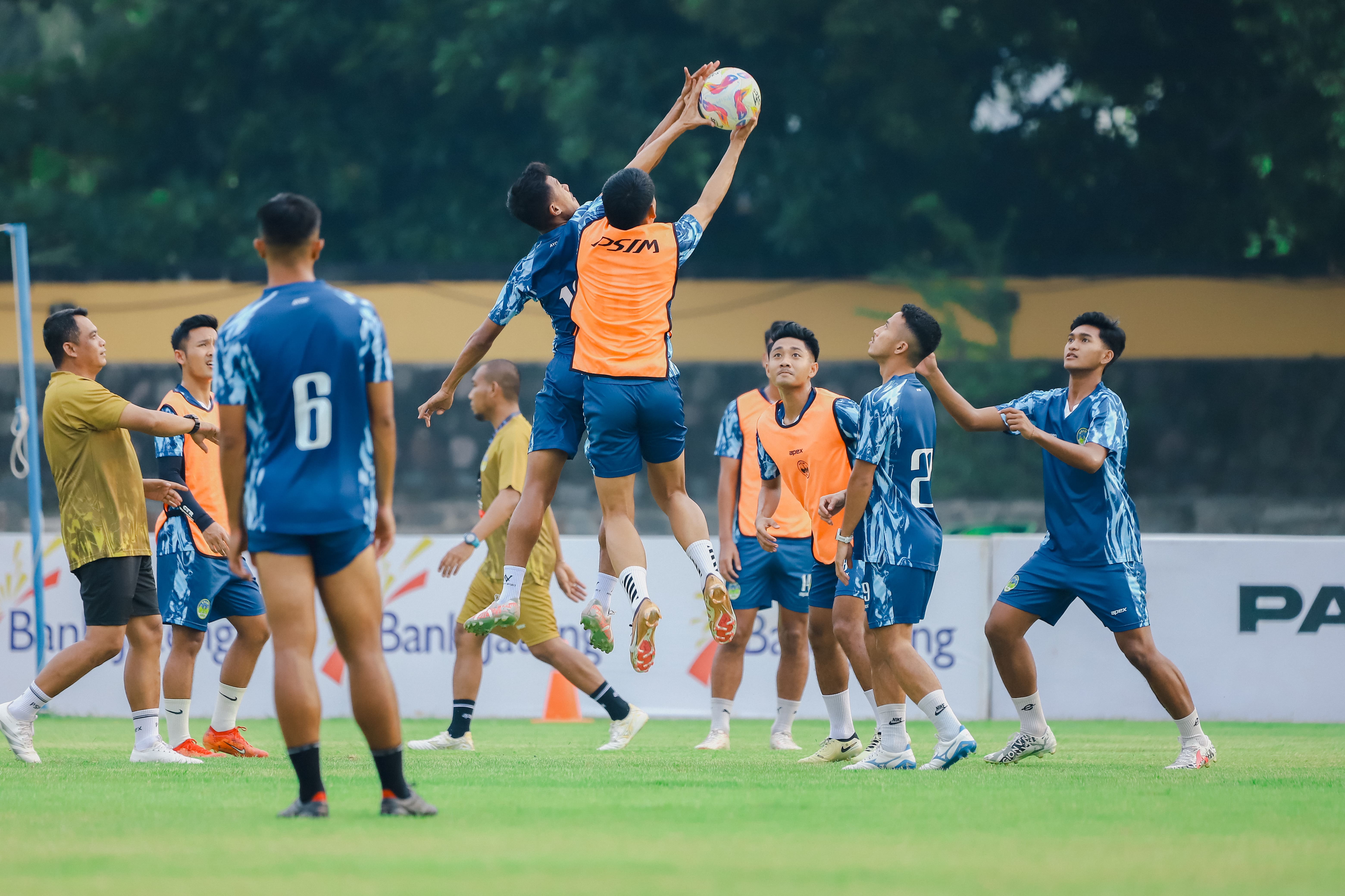 Para pemain sedang melaksanakan official training jelang laga lawan Adhyaksa FC besok (16/11).