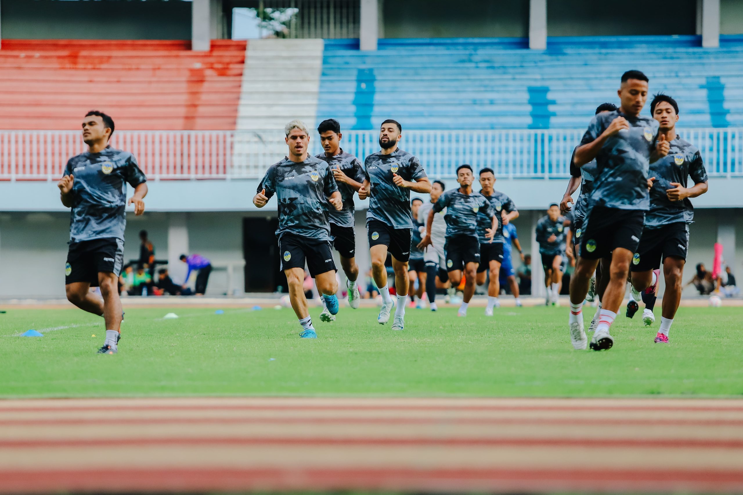 Para pemain Laskar Mataram sedang melakukan latihan fisik jelang laga lawan Perdekat Tegal.