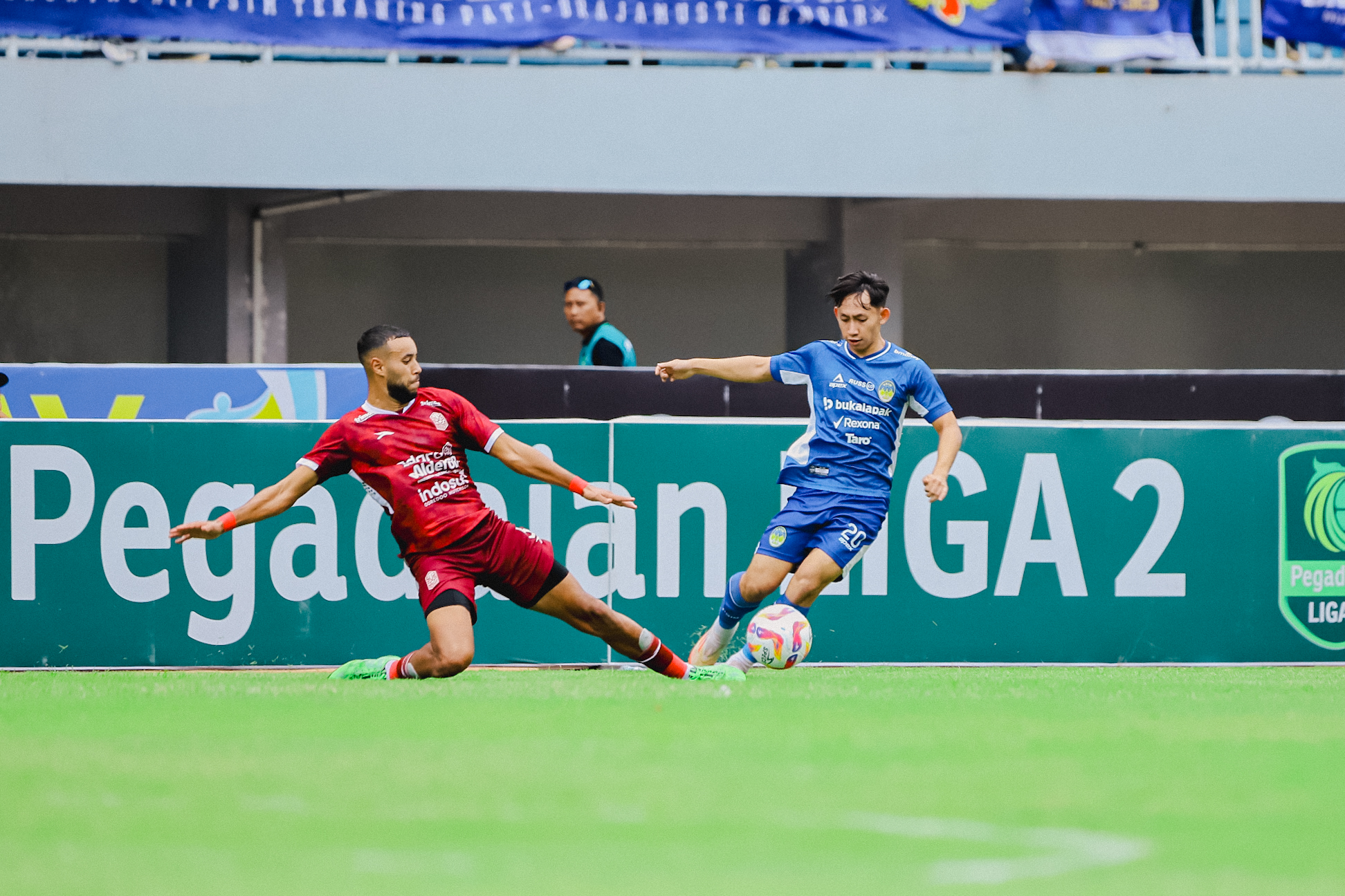 Arlyansyah berduel dengan salah satu pemain Nusantara United FC dalam laga kandang (1/12) di Stadion Mandala Krida.