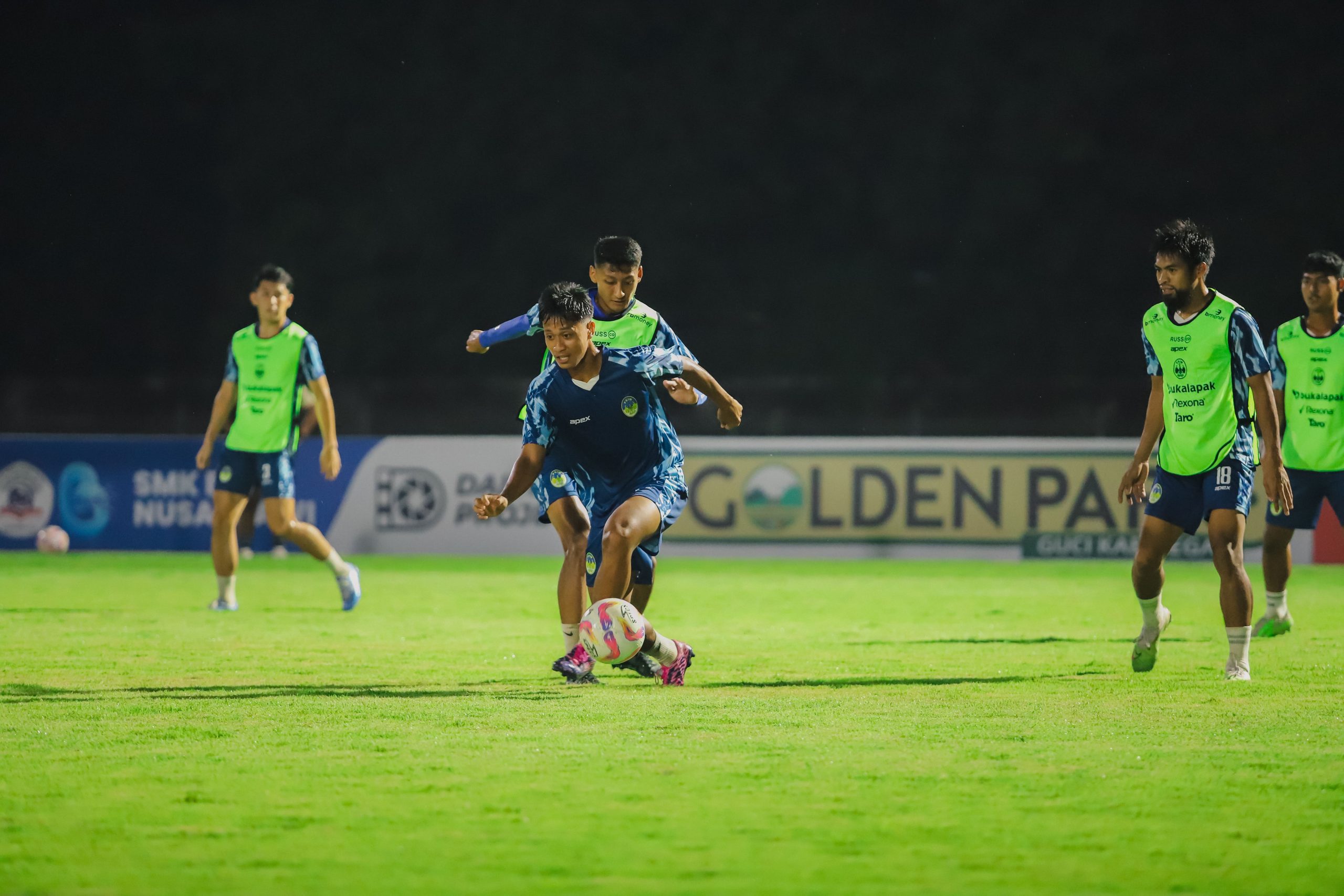 Aksi para pemain PSIM Jogja dalam agenda Ofiicial Training (3/1) di Stadion Trisanja, Slawi.