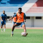 Muammar dalam sesi official training jelang laga lawan Deltras FC.
