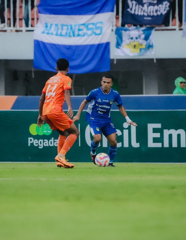 Daniel Roken Saputra beraksi dalam laga melawan Persiraja (31/1).