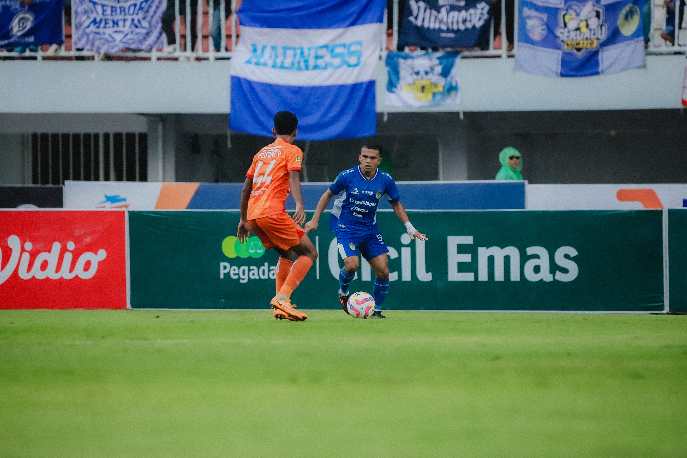 Daniel Roken Saputra beraksi dalam laga melawan Persiraja (31/1).