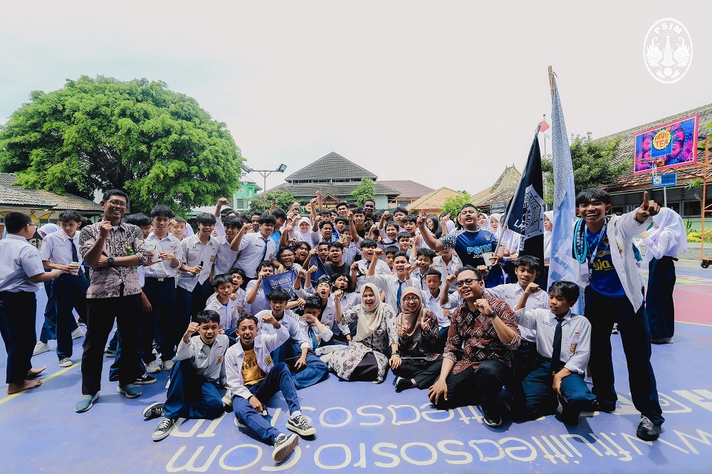 Para siswa dan guru SMP Negeri 15 Yogyakarta foto bersama usai agenda PSIM Goes to School.