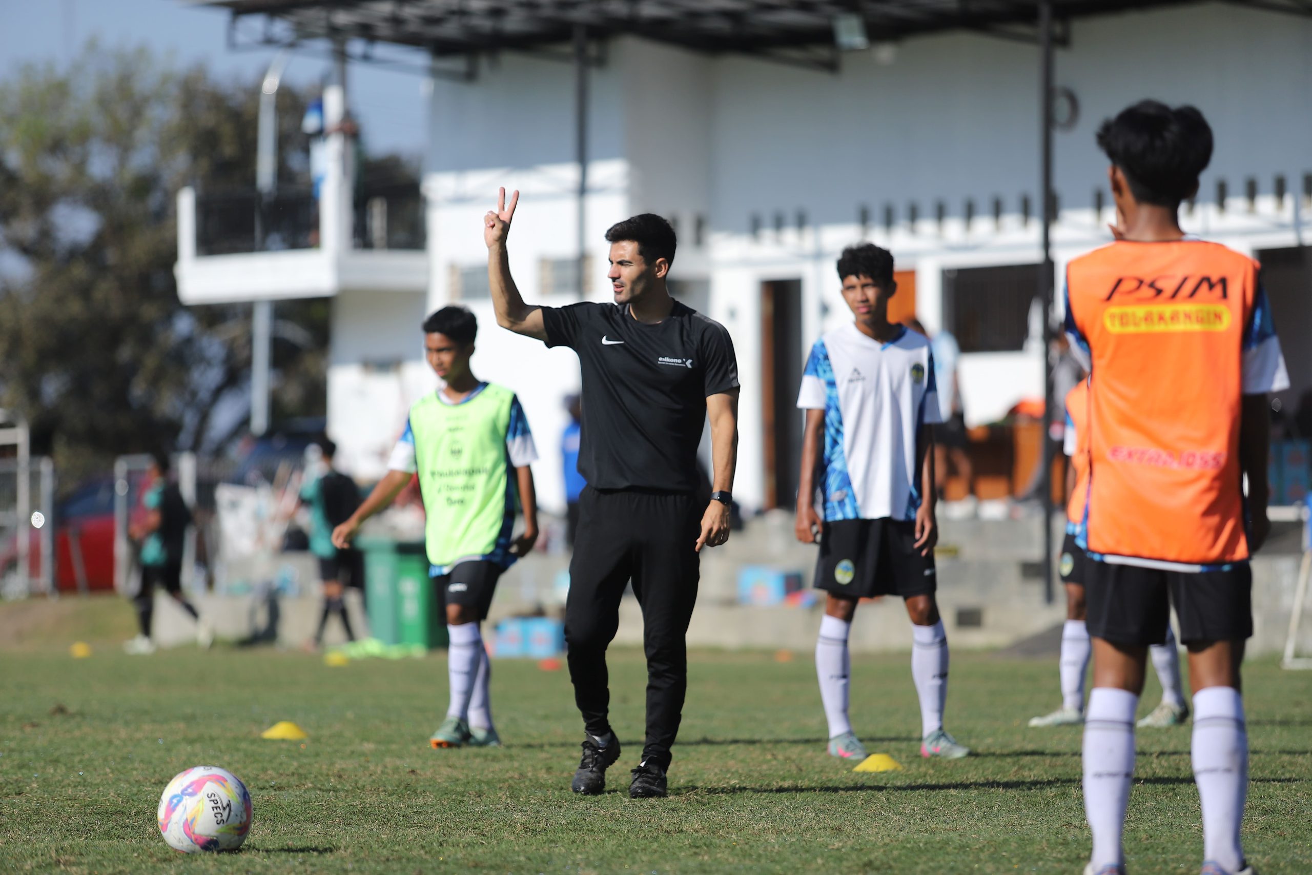 Pelatih Ekkono, Sergi Perez, melakukan kunjungan ke EPA PSIM Jogja selama tiga hari, 22-24 September 2025.