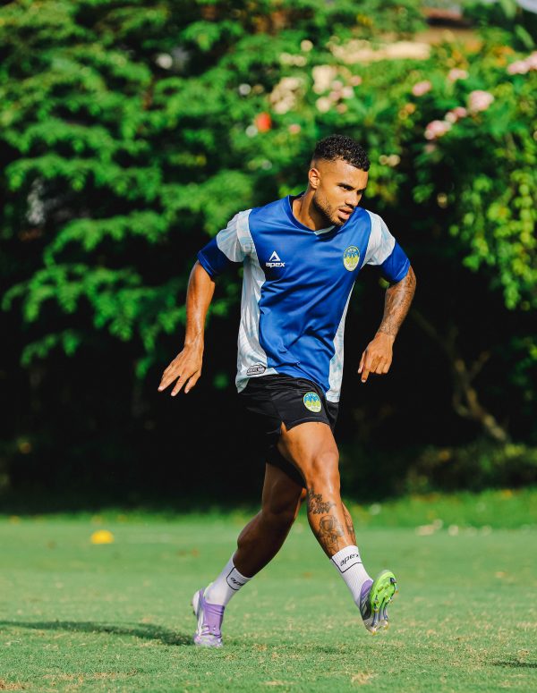 Selain Donny Warmerdam, kini Anton Fase mengalami cedera, saat menjalani latihan harian di Stadion Mandala Krida, Yogyakarta.