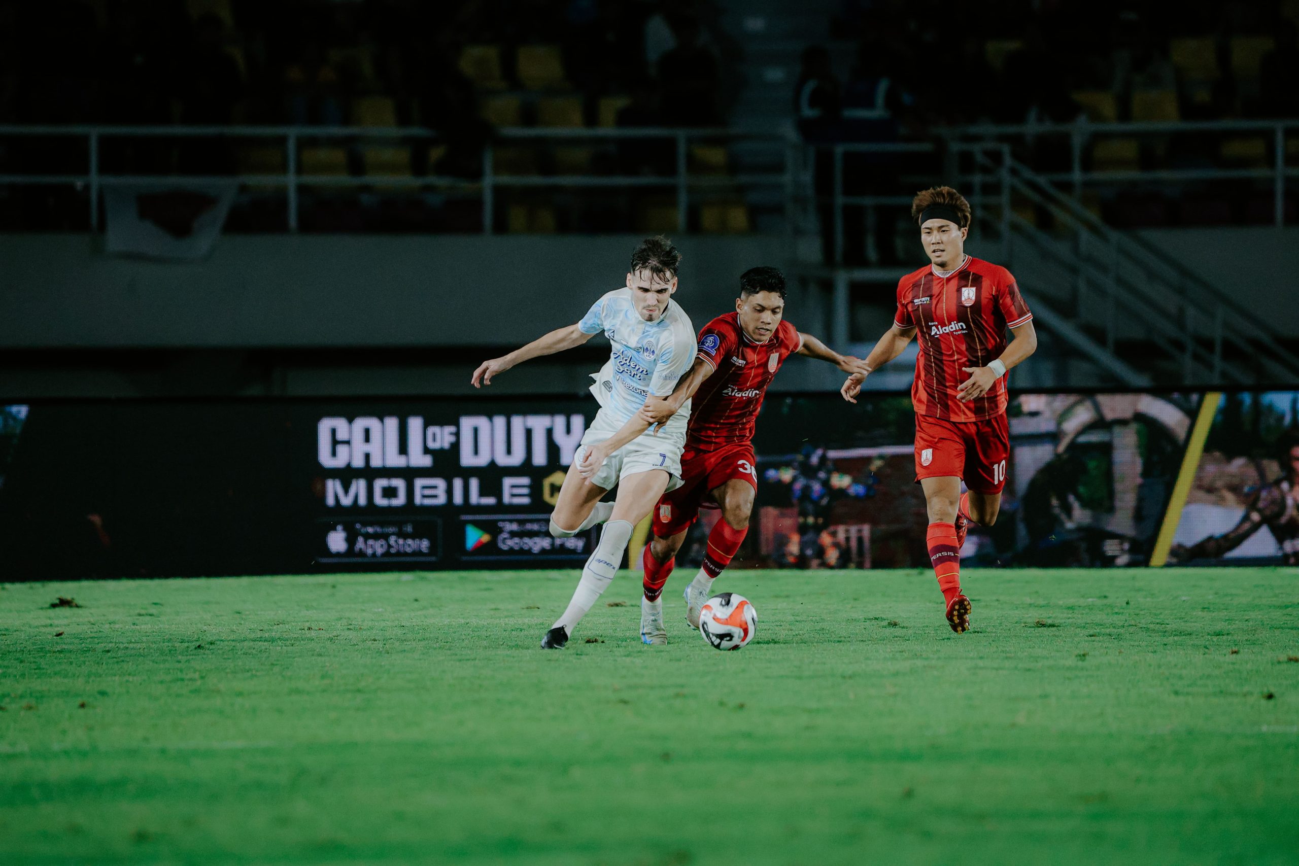 Derbi Mataram yang berlangsung di Stadion Manahan, Solo, pada Sabtu (8/11) malam berakhir dengan skor imbang 2-2 antara Persis Solo dan PSIM Jogja.