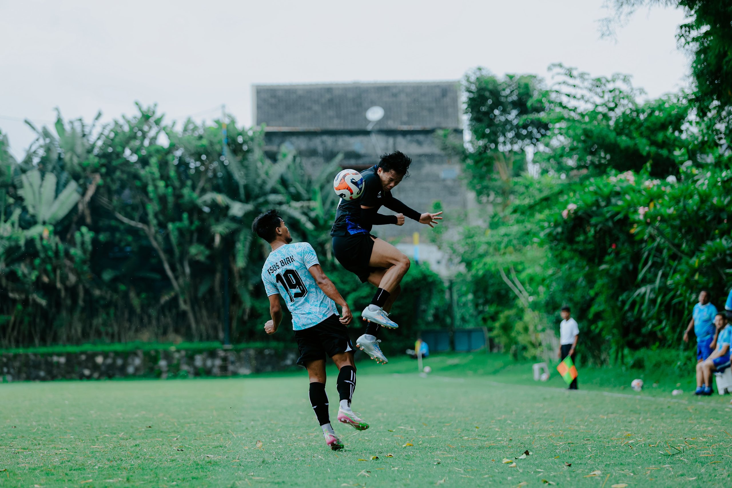 Laskar Mataram menjajal kekuatan PSBS Biak di Lapangan Yogyakarta Independent School (YIS), Sleman, pada Jumat (14/11) sore.