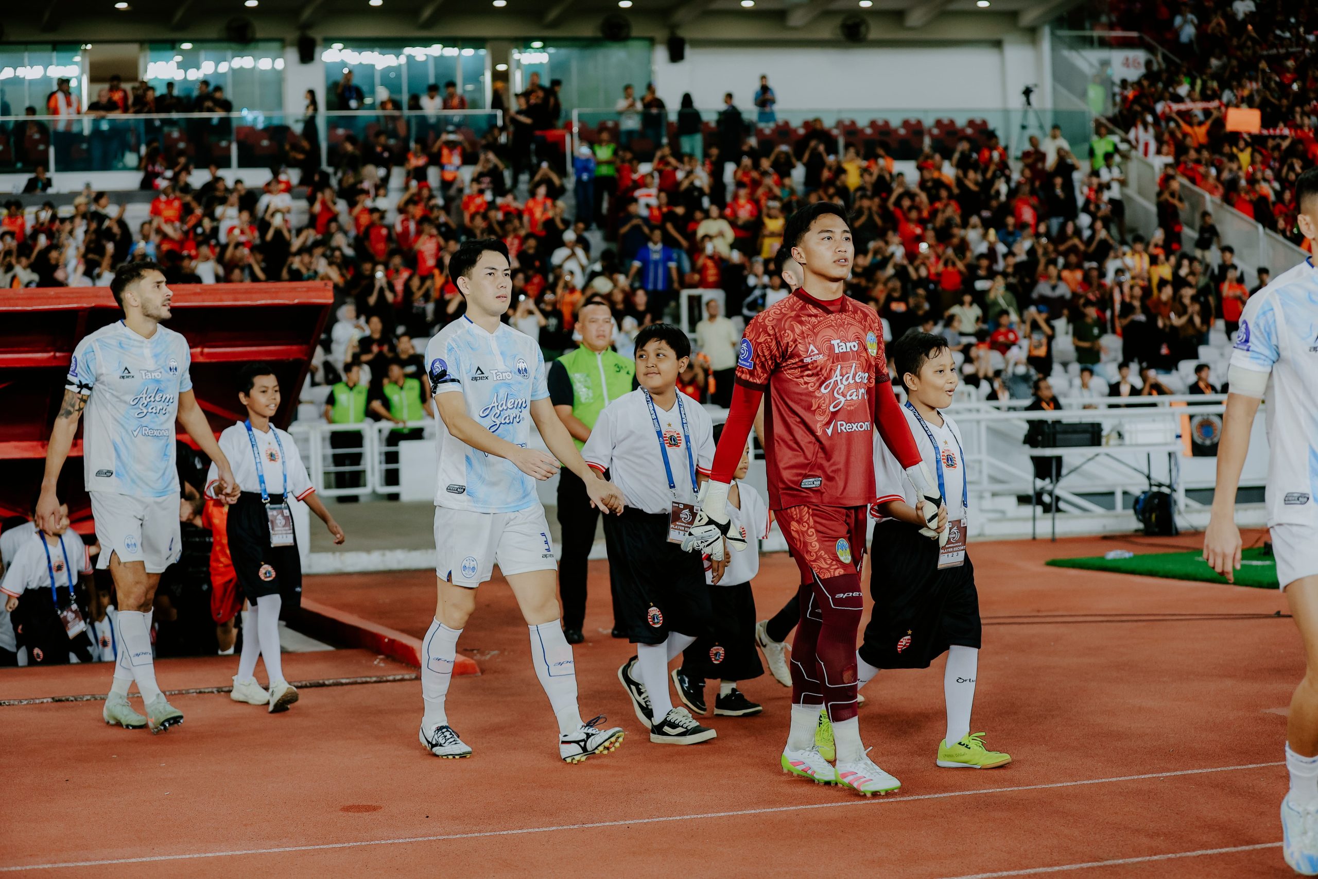 Kiper ketiga PSIM Jogja Khairul Fikri tampil mengagumkan dalam debutnya di BRI Super League 2025/26 di Stadion Utama Gelora Bung Karno.