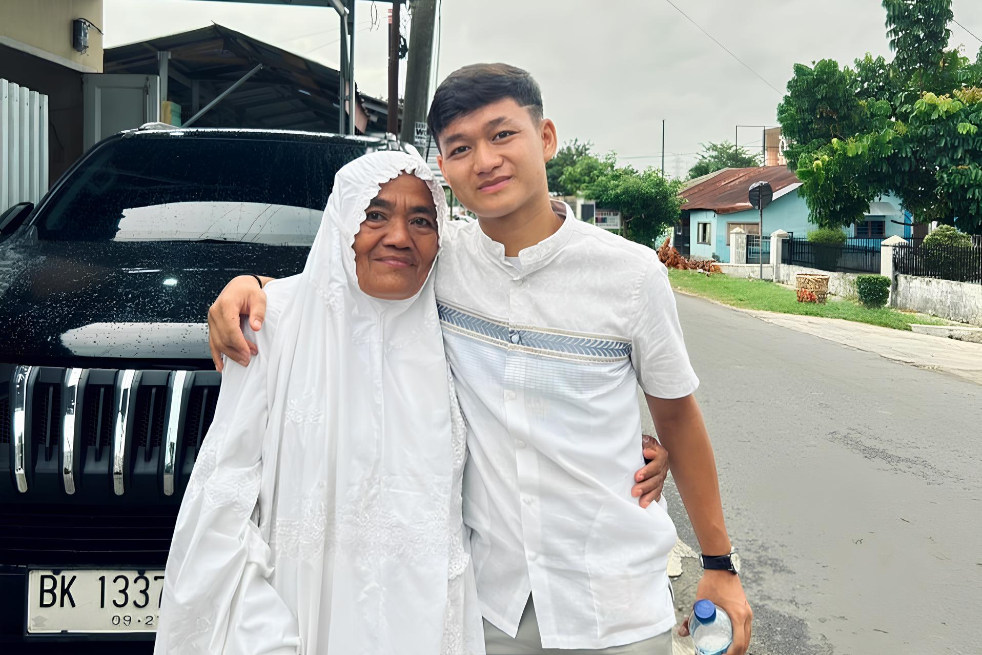 Sosok nenek berusia 70 tahun bernama Kartini, hadir mengisi peran ibu dalam hidup Iksan secara utuh, sejak Iksan masih kecil.