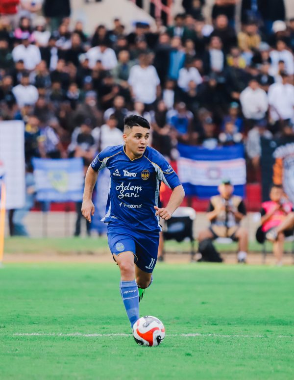 Gelandang serang PSIM Jogja, Pulga Vidal, merayakan momen Natal tahun ini dengan penuh sukacita di Yogyakarta.