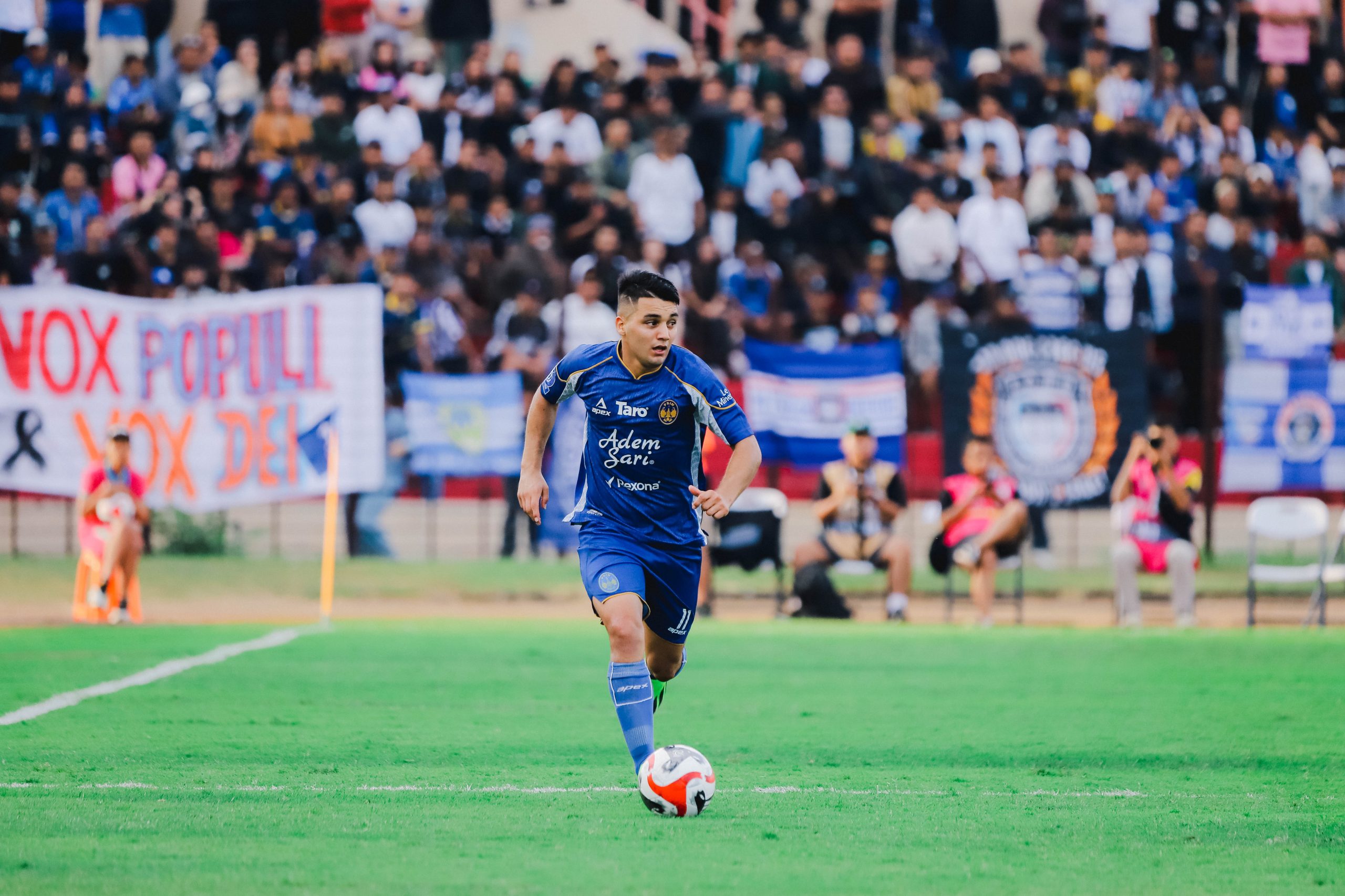 Gelandang serang PSIM Jogja, Pulga Vidal, merayakan momen Natal tahun ini dengan penuh sukacita di Yogyakarta.