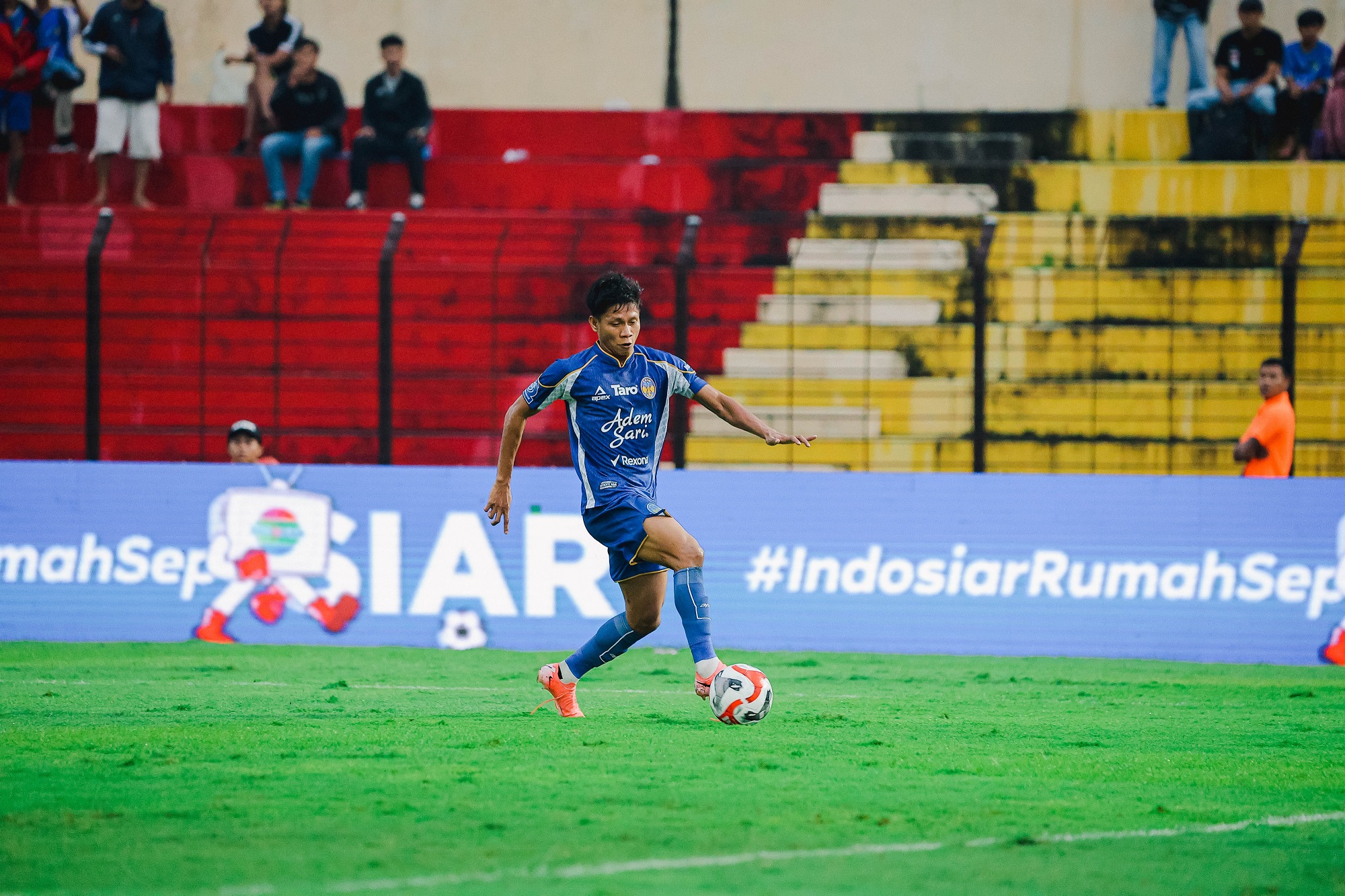 Bagi pesepak bola profesional, tuntutan jadwal kompetisi membuat mereka harus rela melewatkan waktu libur demi fokus pada pertandingan.