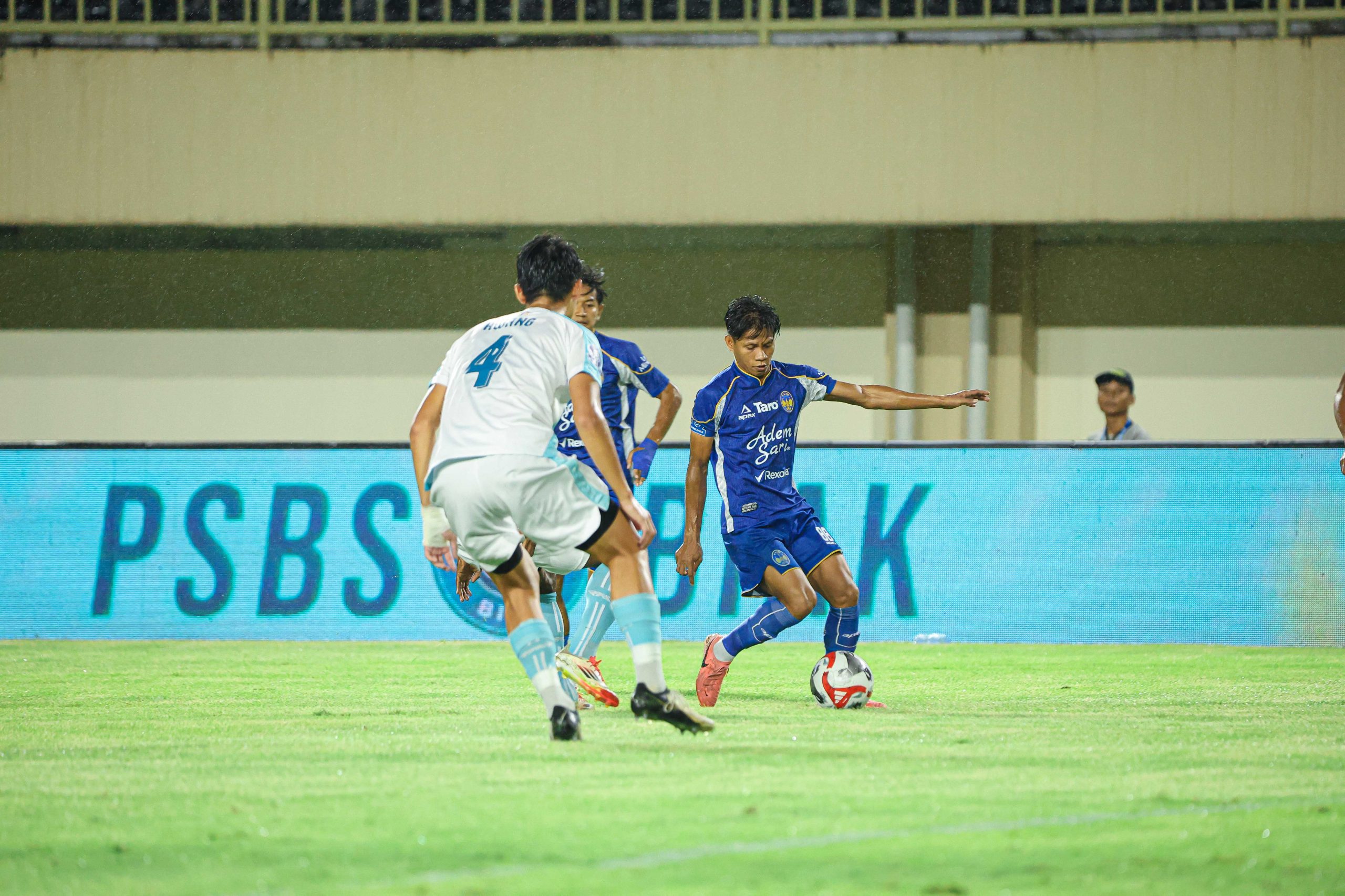 Gelandang andalan PSIM Jogja, Fahreza Sudin, harus menerima sanksi usai insiden kartu merah dalam laga tandang melawan Semen Padang (4/3).